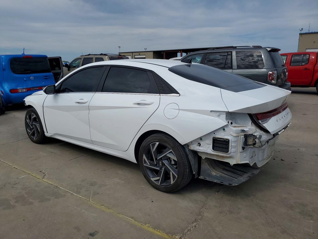 2025 Hyundai Elantra Limited - Фото 2