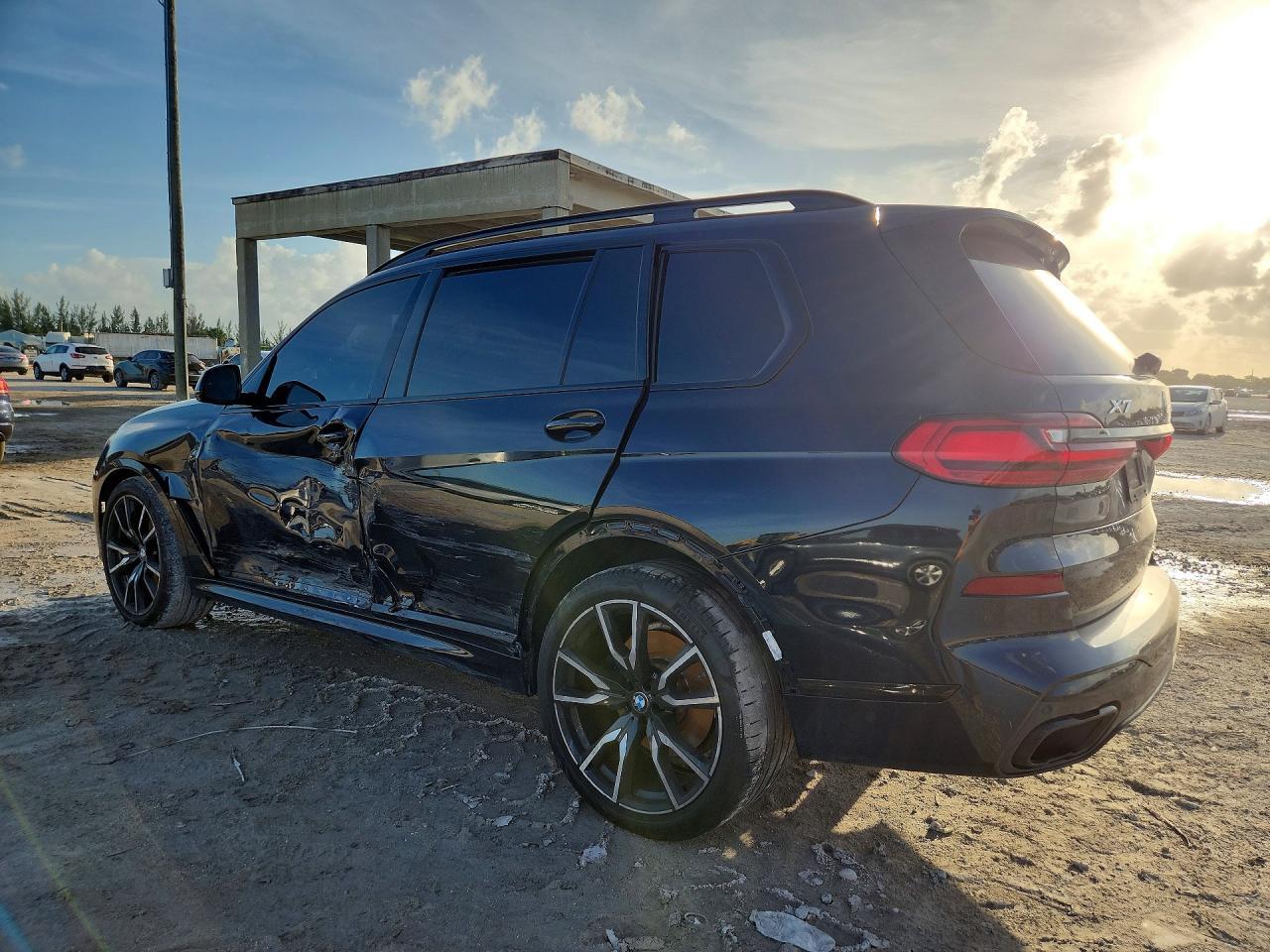 2022 BMW X7 xDrive40I - Фото 2