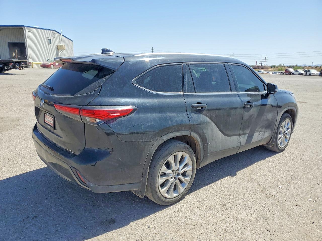 2023 Toyota Highlander Limited - Image 3