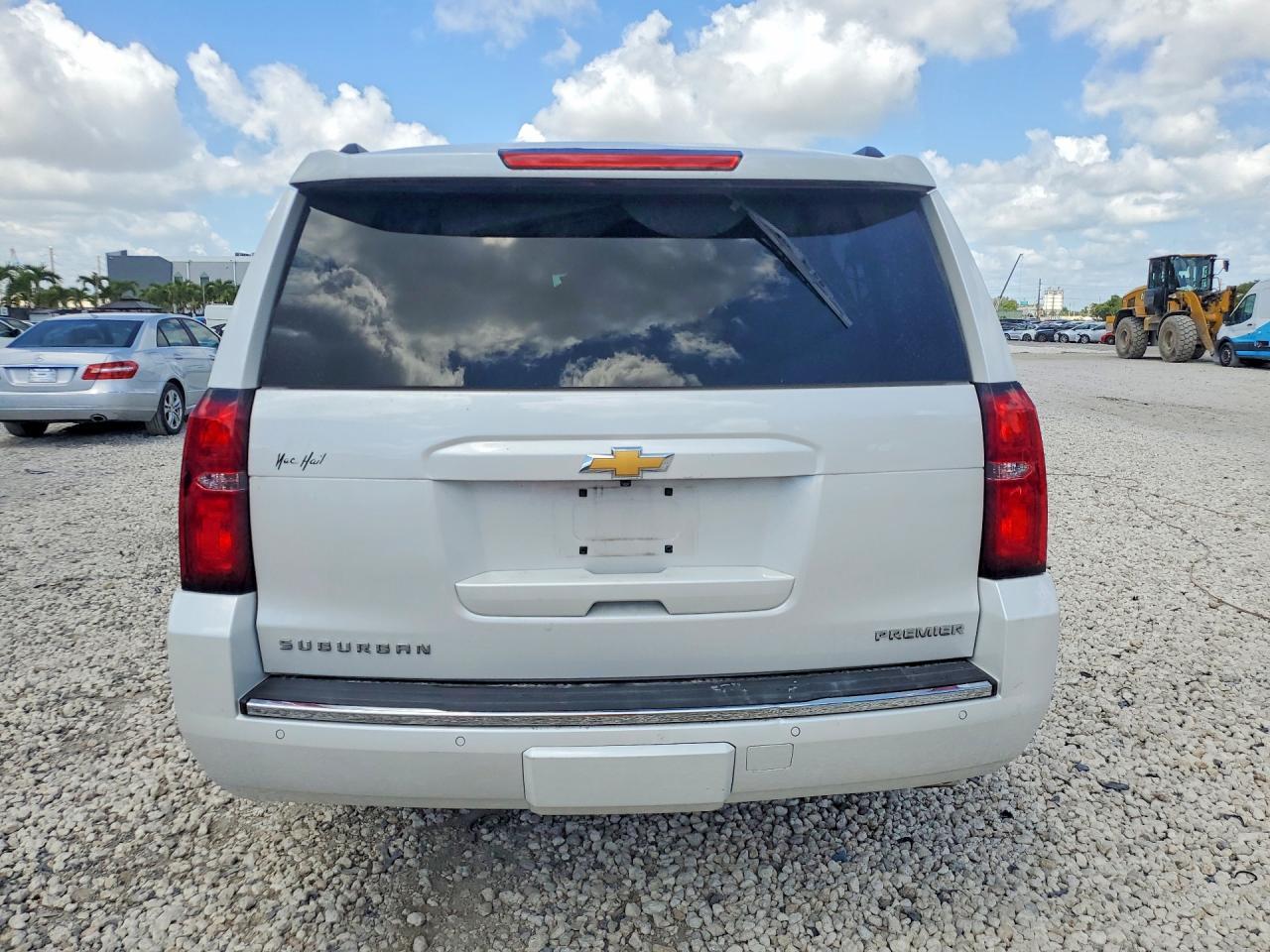2020 Chevrolet Suburban C1500 Premier - Image 6