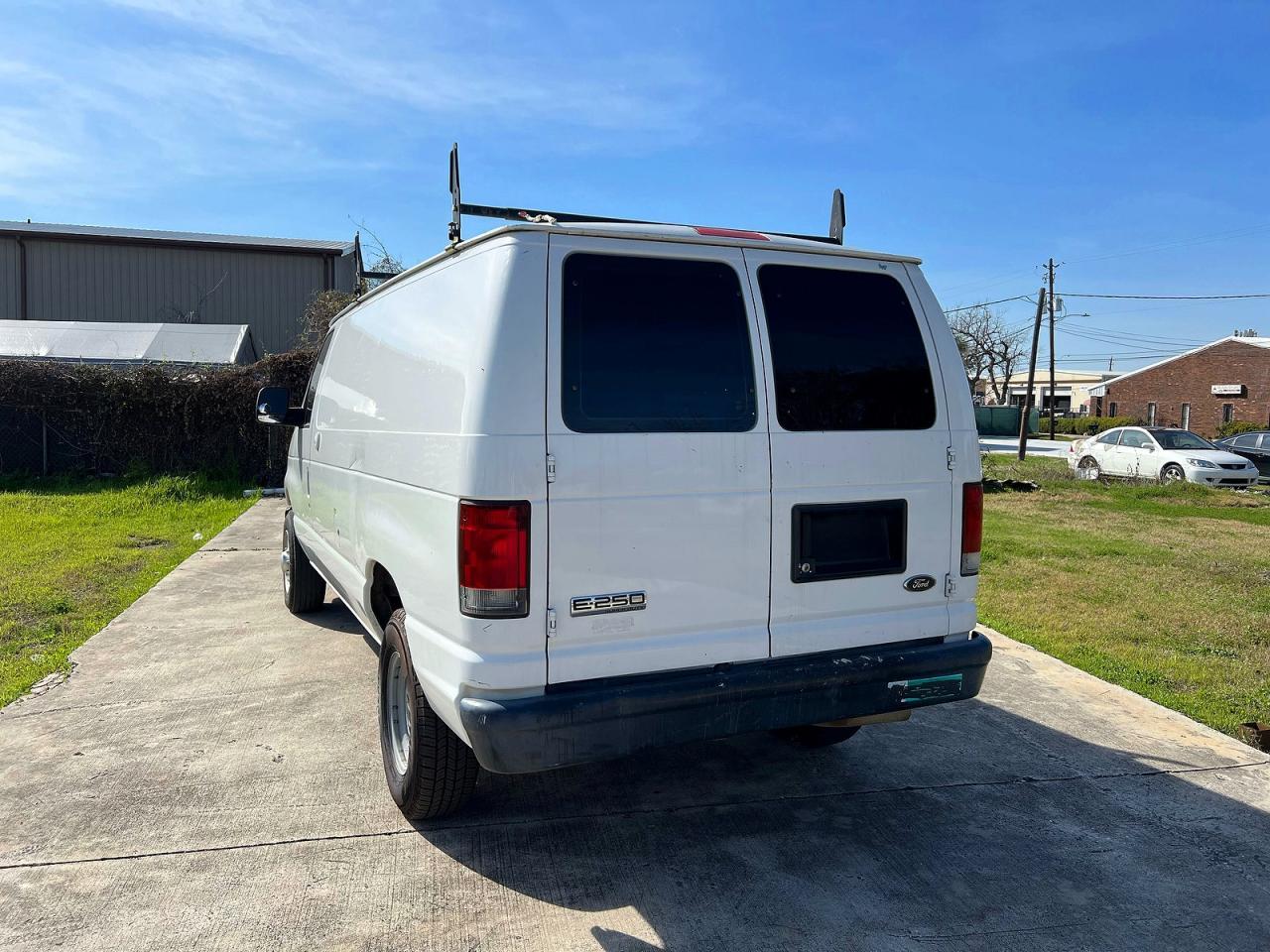 2010 Ford Econoline E250 Van - Фото 3