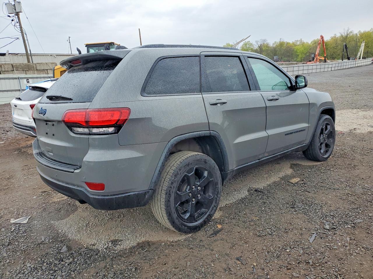 2020 Jeep Grand Cherokee Laredo - Image 3
