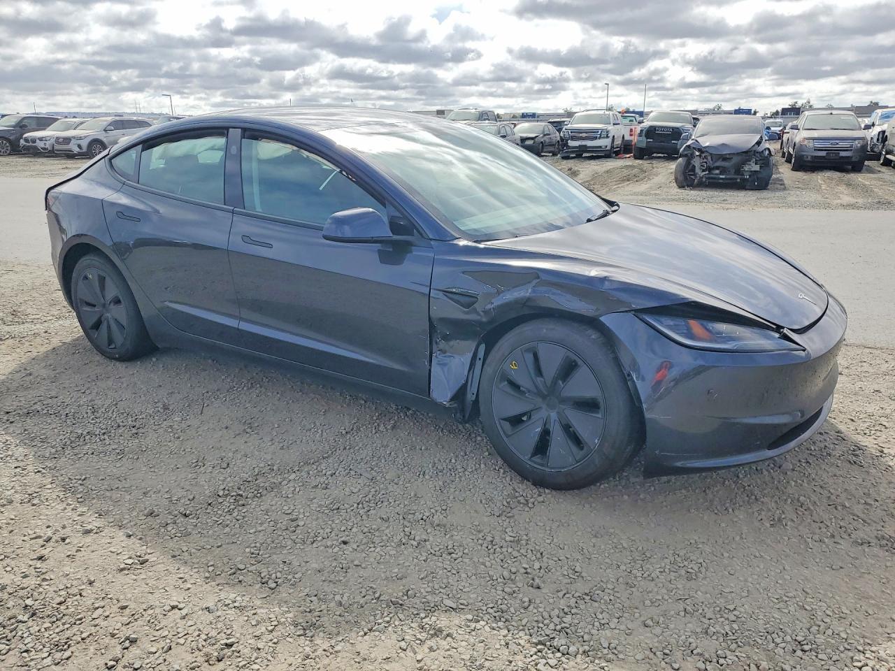 2025 Tesla Model 3 - Фото 4
