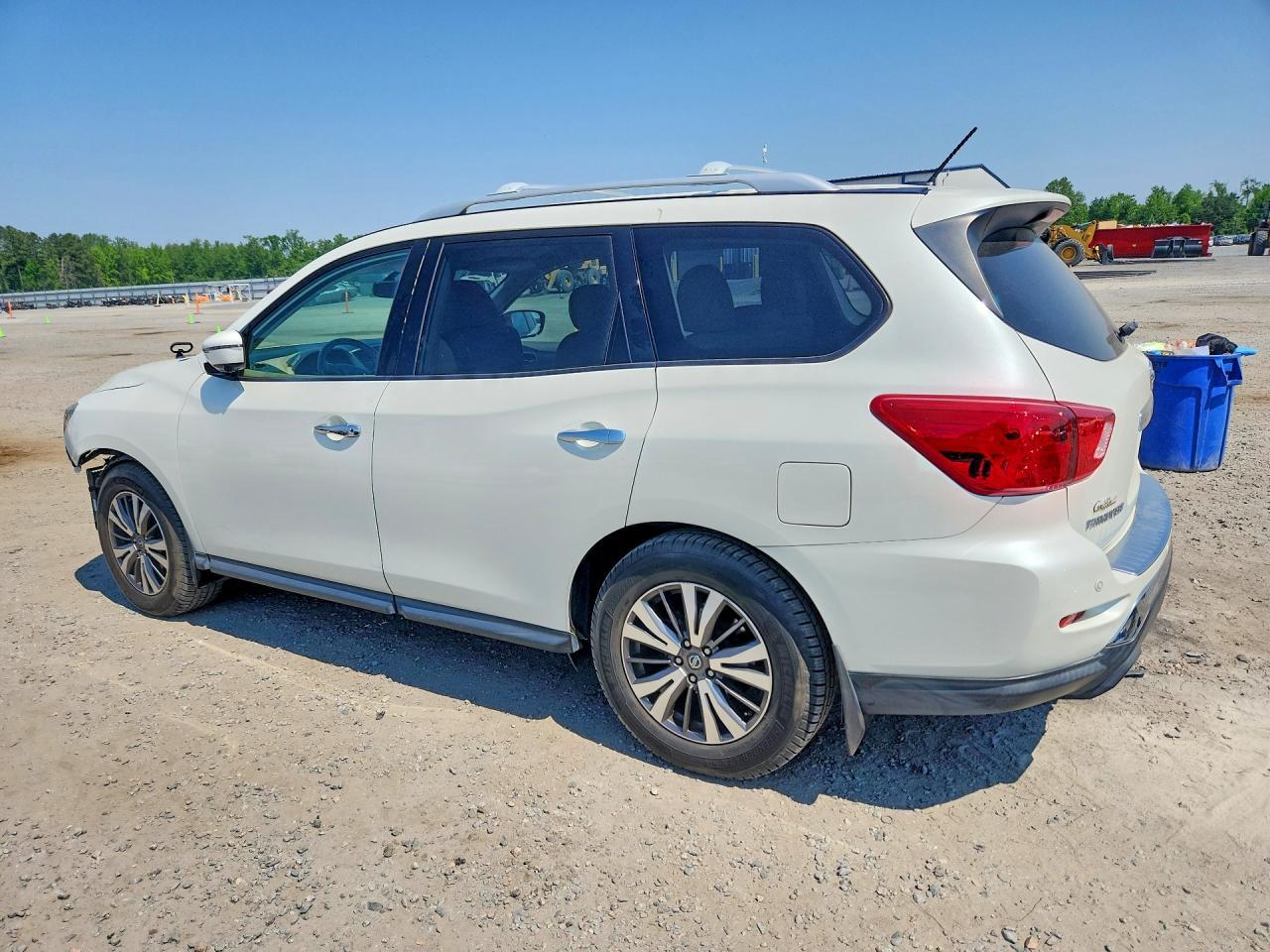 2017 Nissan Pathfinder Sl - Image 2