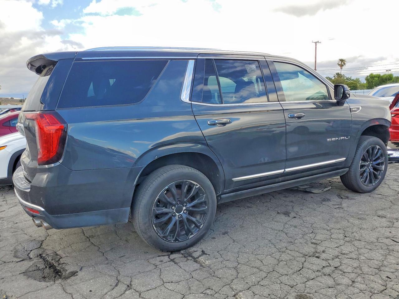 2022 GMC Yukon Denali - Image 3