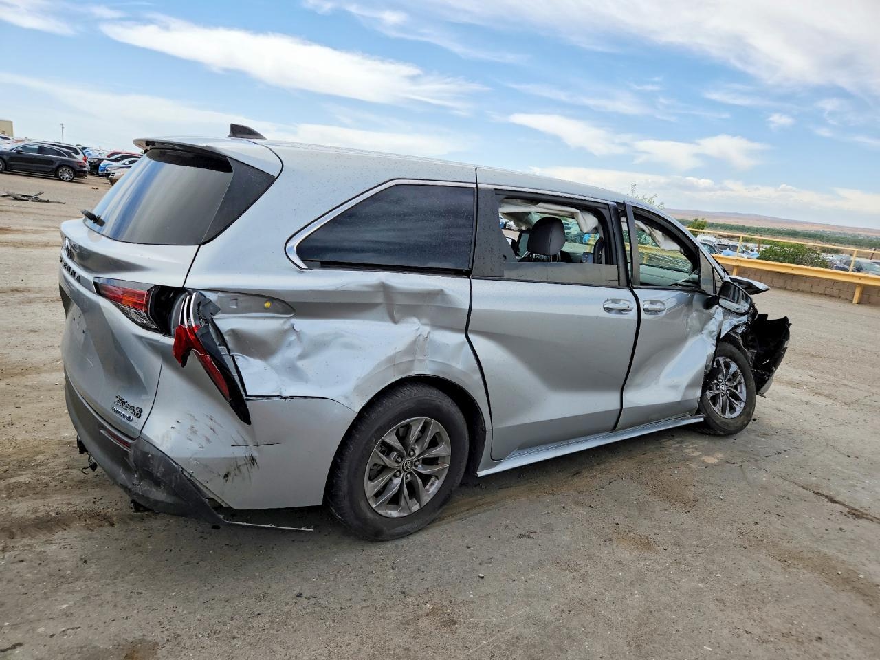 2021 Toyota Sienna Le - Image 3