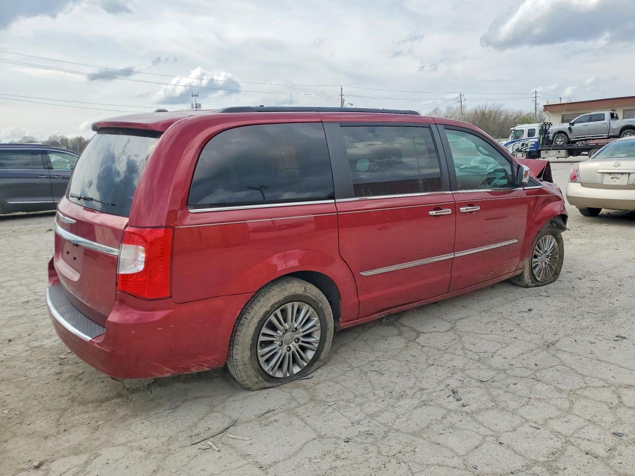 2016 Chrysler Town & Country Touring L - Фото 3
