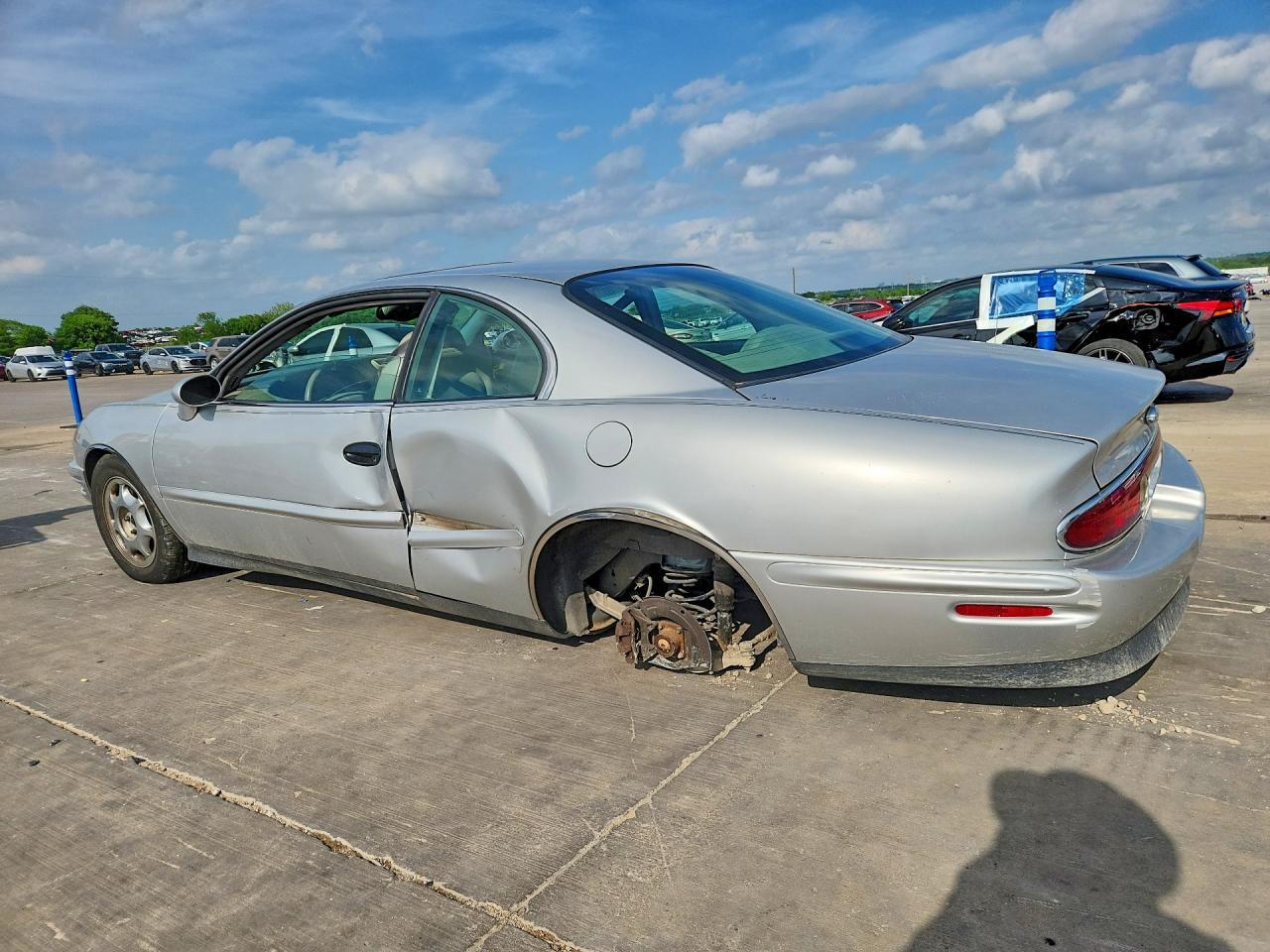 1999 Buick Riviera - Image 2