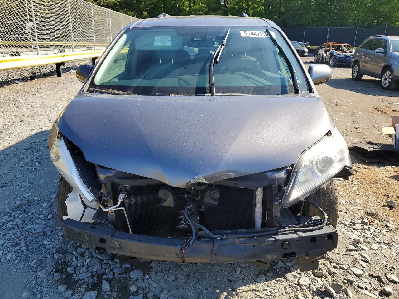 2018 Toyota Sienna Xle 8-Passenger - Image 5