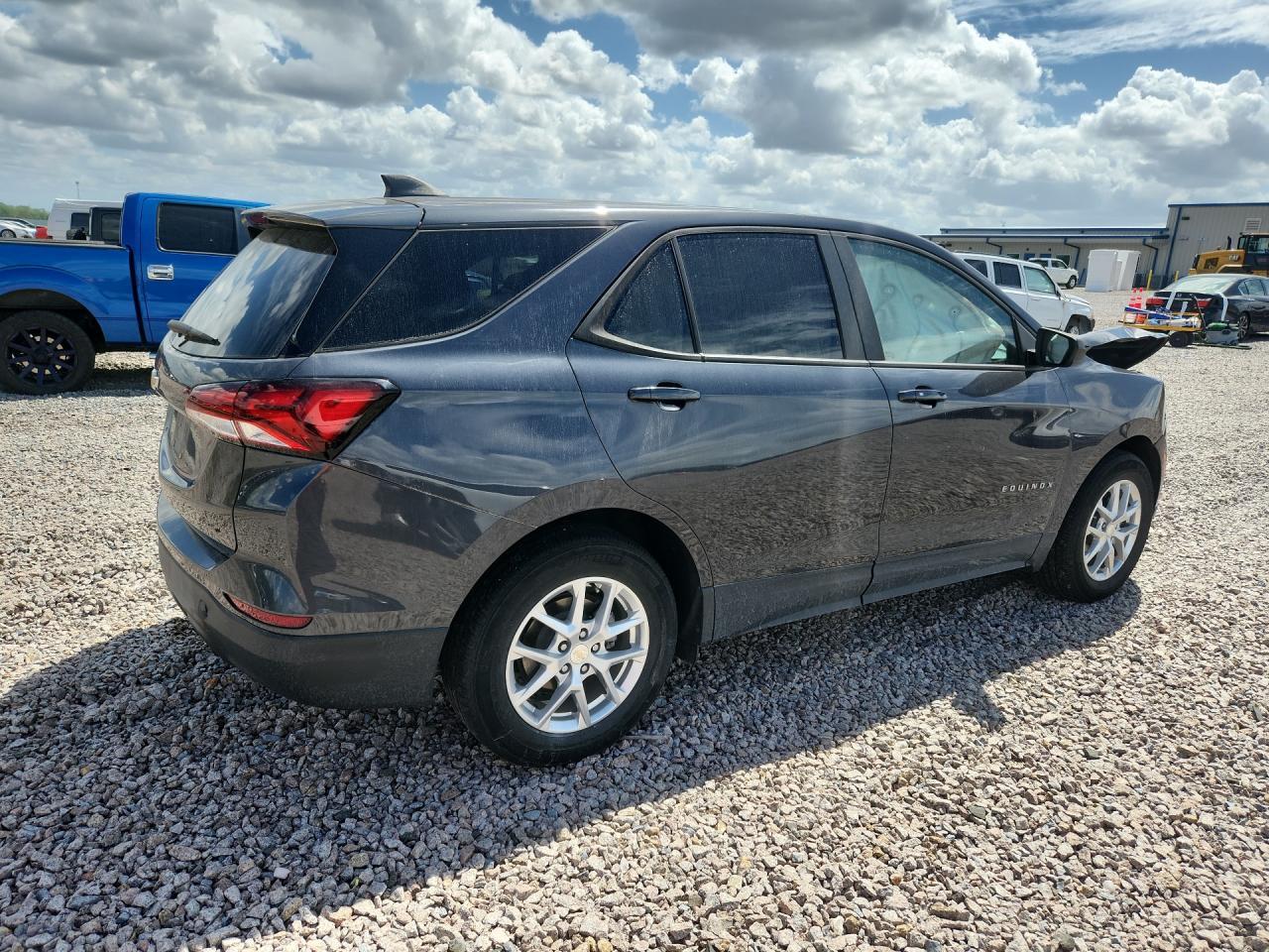 2022 Chevrolet Equinox Ls - Фото 3