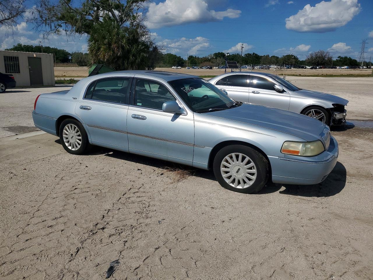 2005 Lincoln Town Car Signature Limited - Фото 4