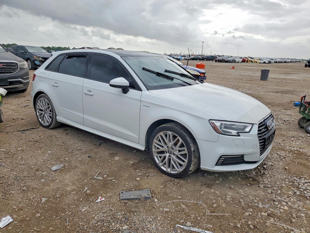 2018 Audi A3 E-Tron Premium - Фото 4