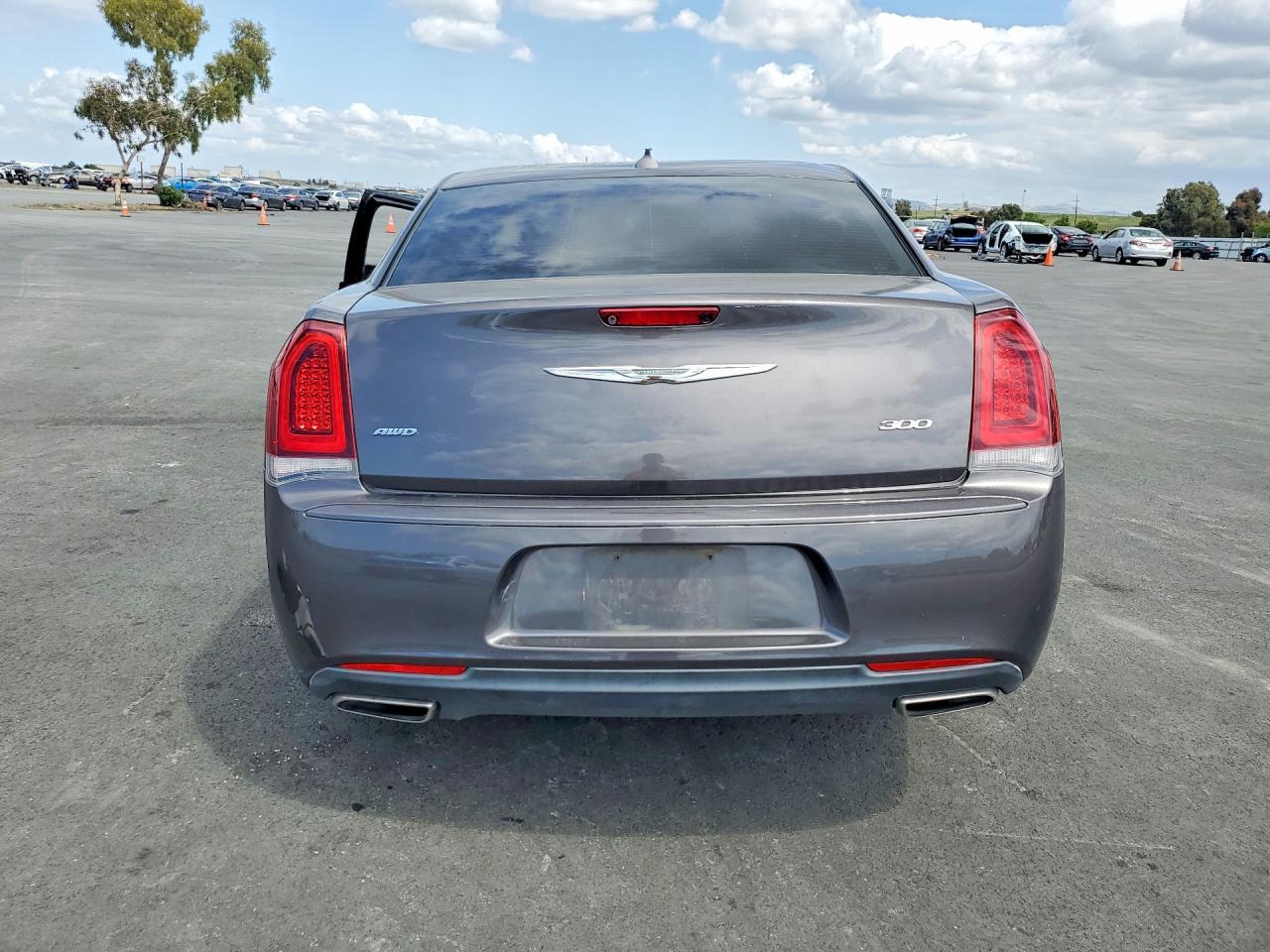 2019 Chrysler 300 Touring - Фото 6