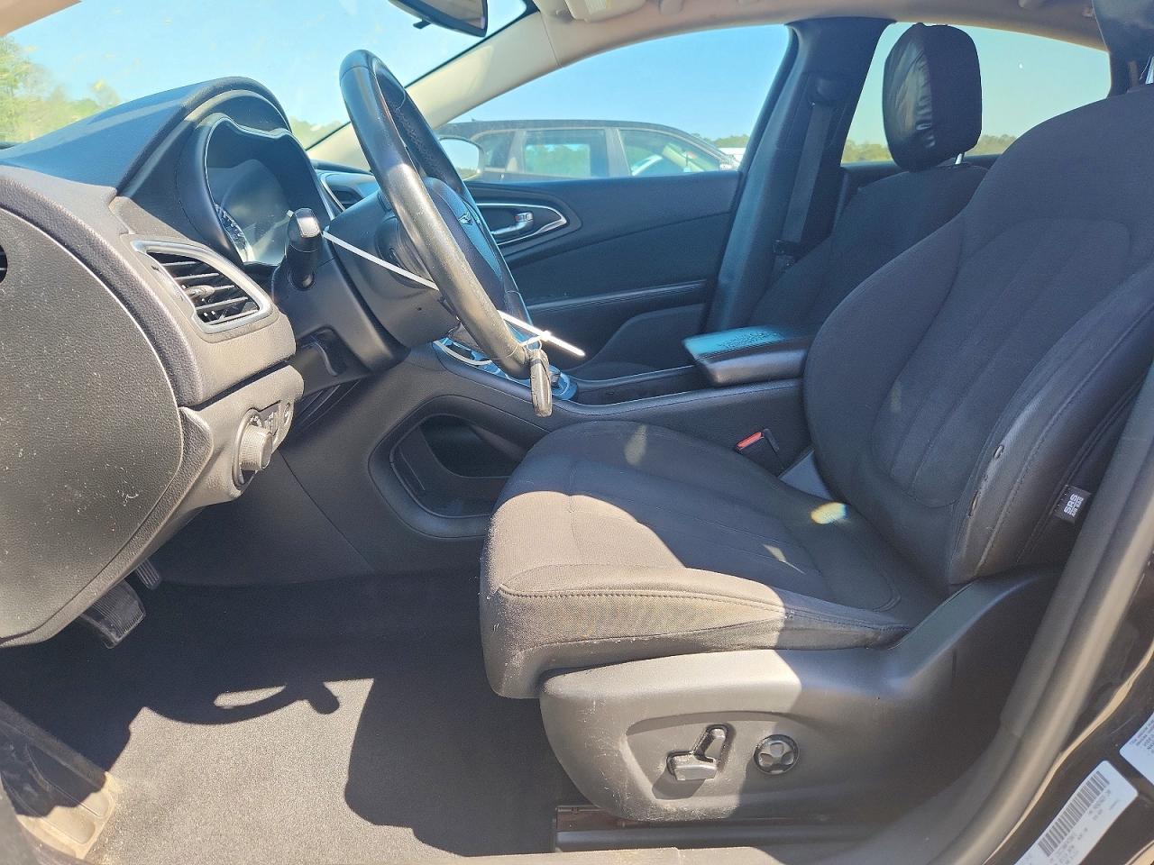 2015 Chrysler 200 Limited - Image 7