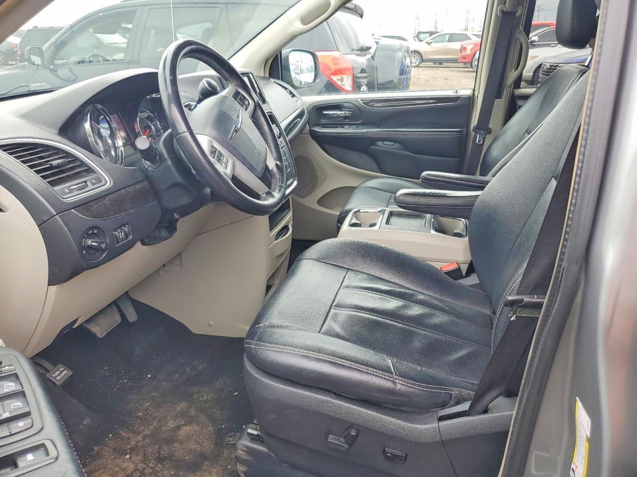 2016 Chrysler Town & Country Touring L - Фото 7