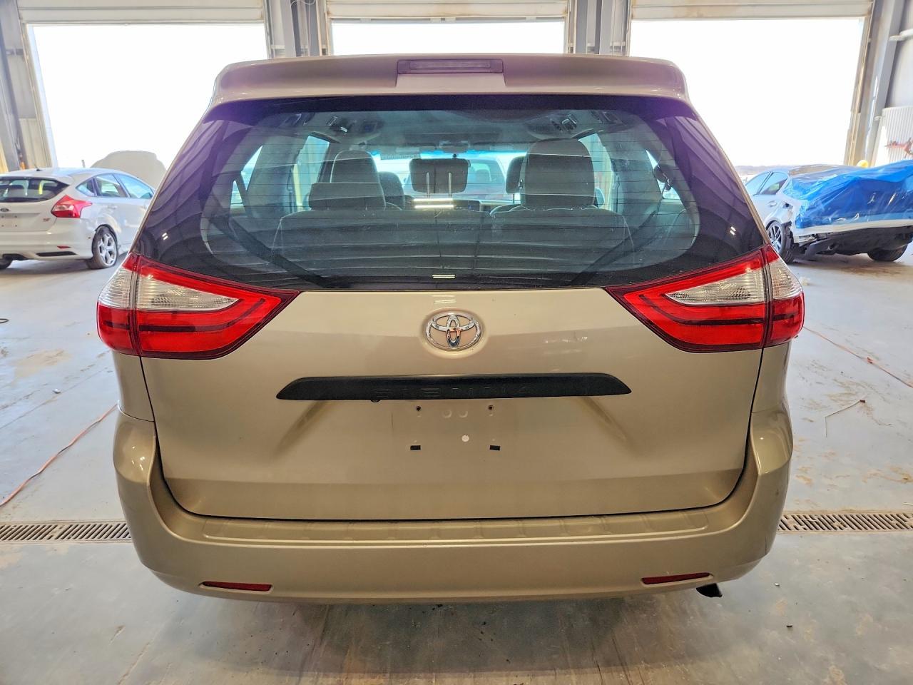 2015 Toyota Sienna L 7-Passenger - Фото 6