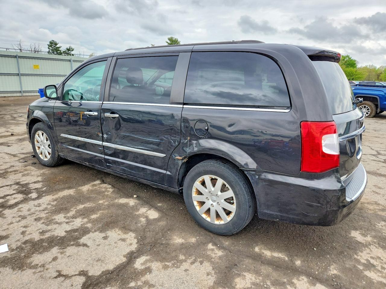 2015 Chrysler Town & Country Touring - Image 2