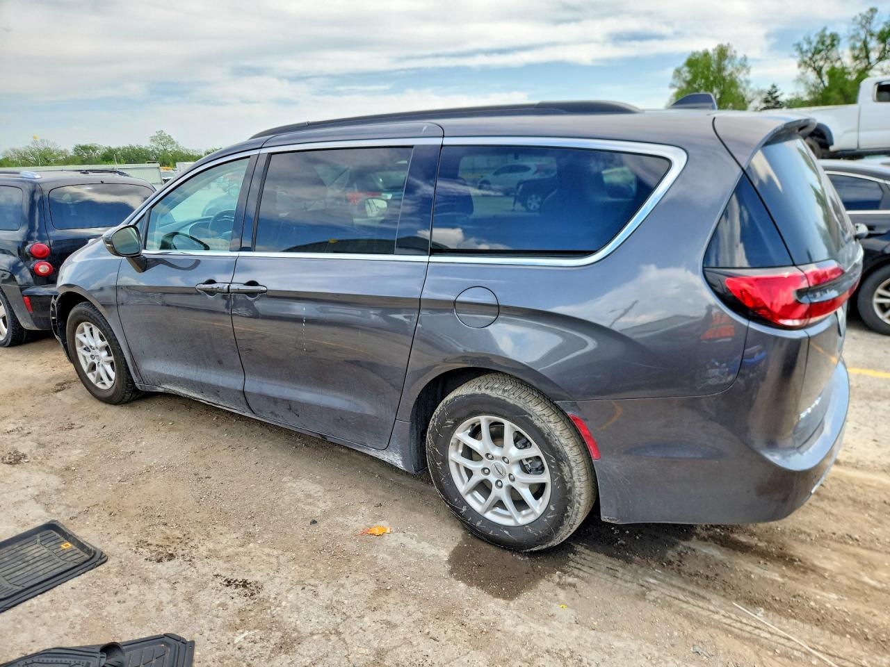 2022 Chrysler Pacifica Touring L - Image 2