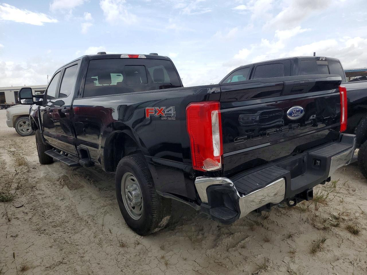 2024 Ford F250 Super Duty - Фото 2