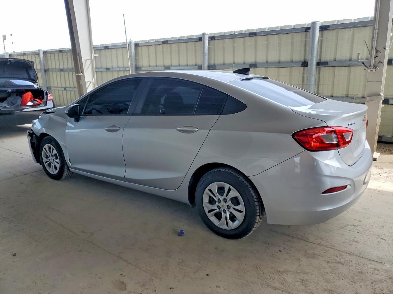 2019 Chevrolet Cruze Ls - Фото 2