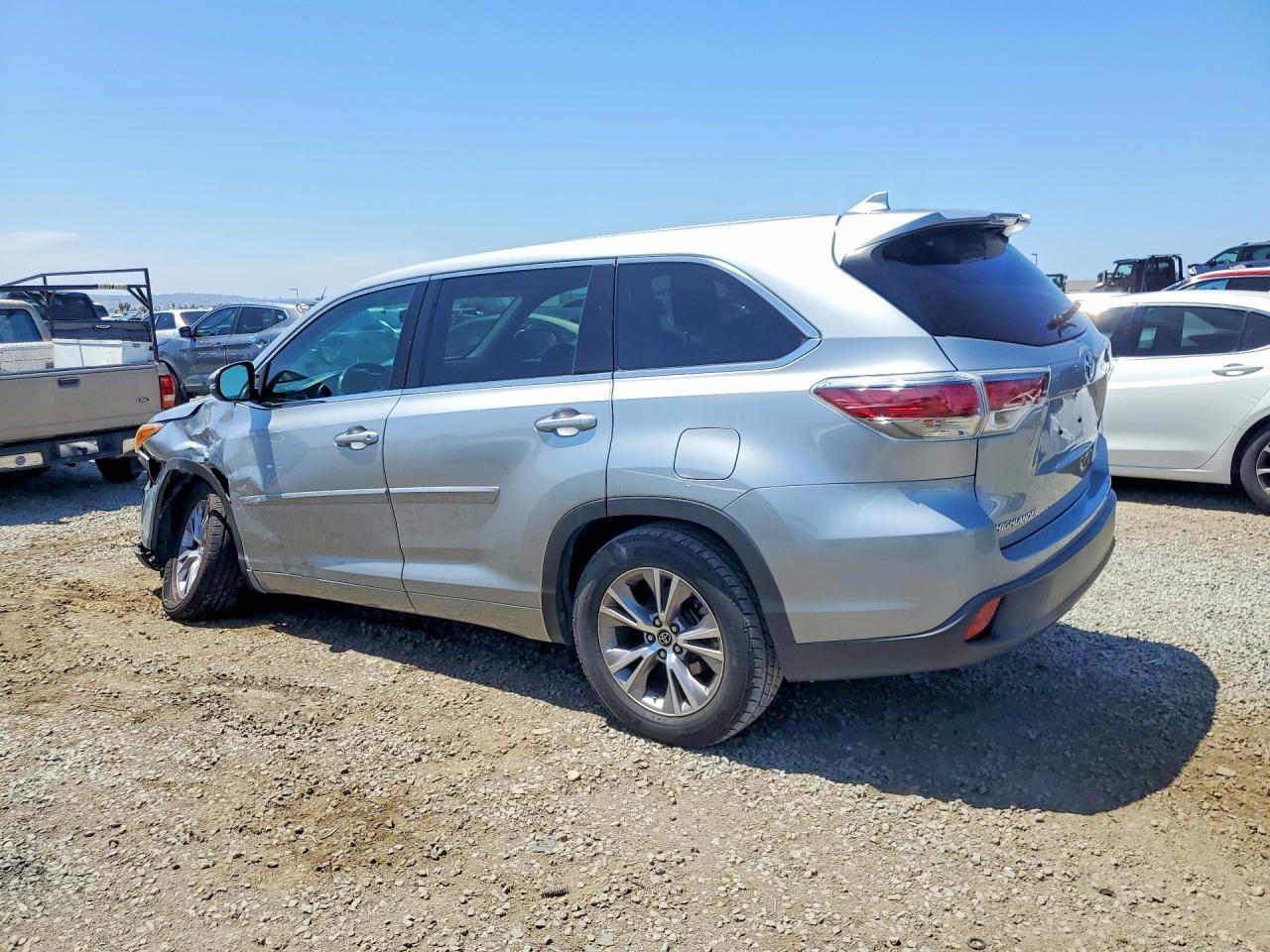 2016 Toyota Highlander Le Plus - Image 2