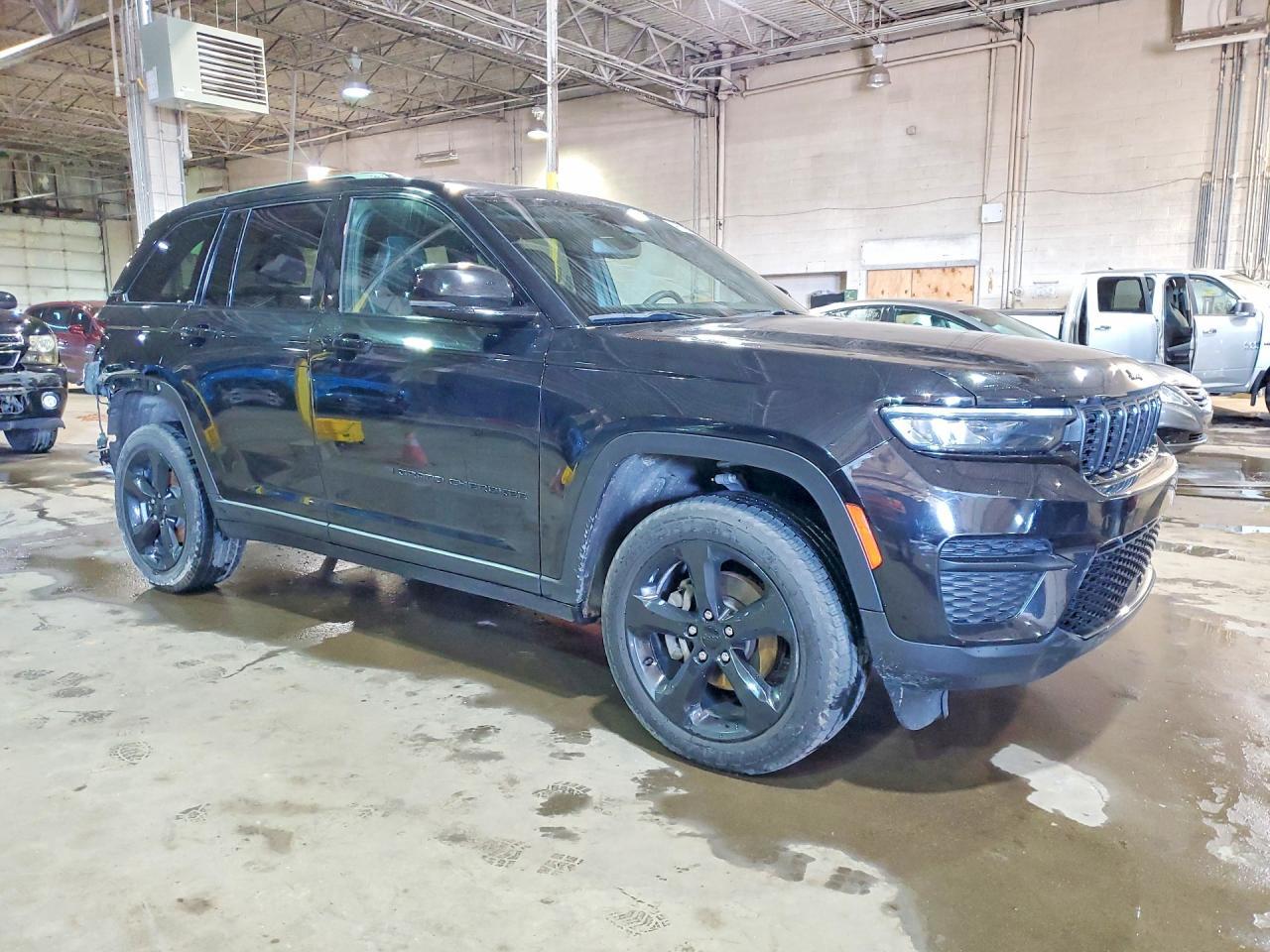 2023 Jeep Grand Cherokee Laredo - Image 4