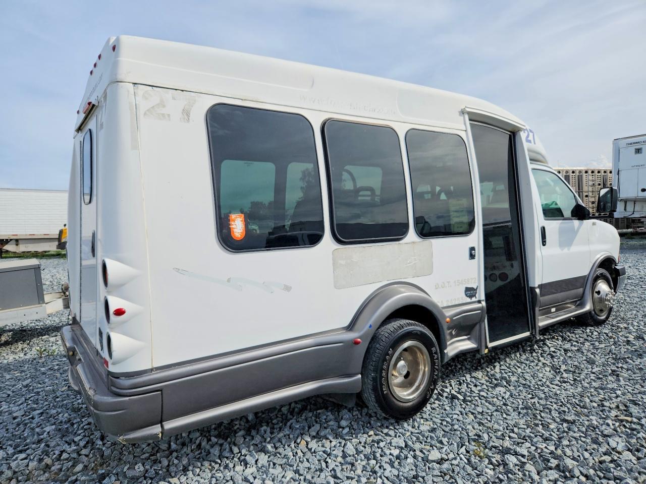 2005 GMC Savana Cutaway G3500 - Image 3