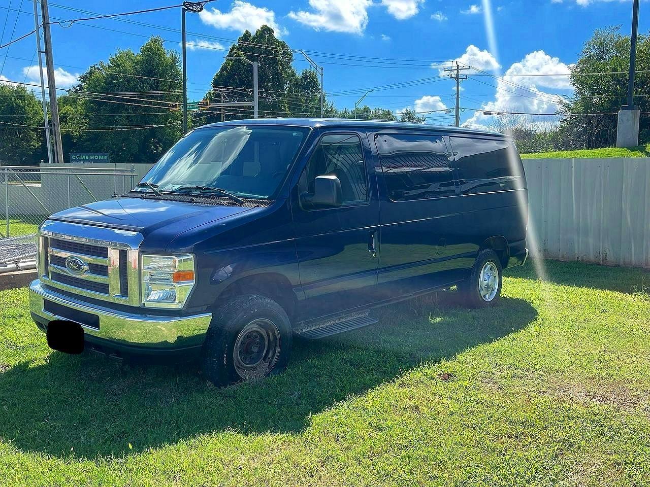 2011 Ford Econoline E350 Super Duty Wagon - Фото 2