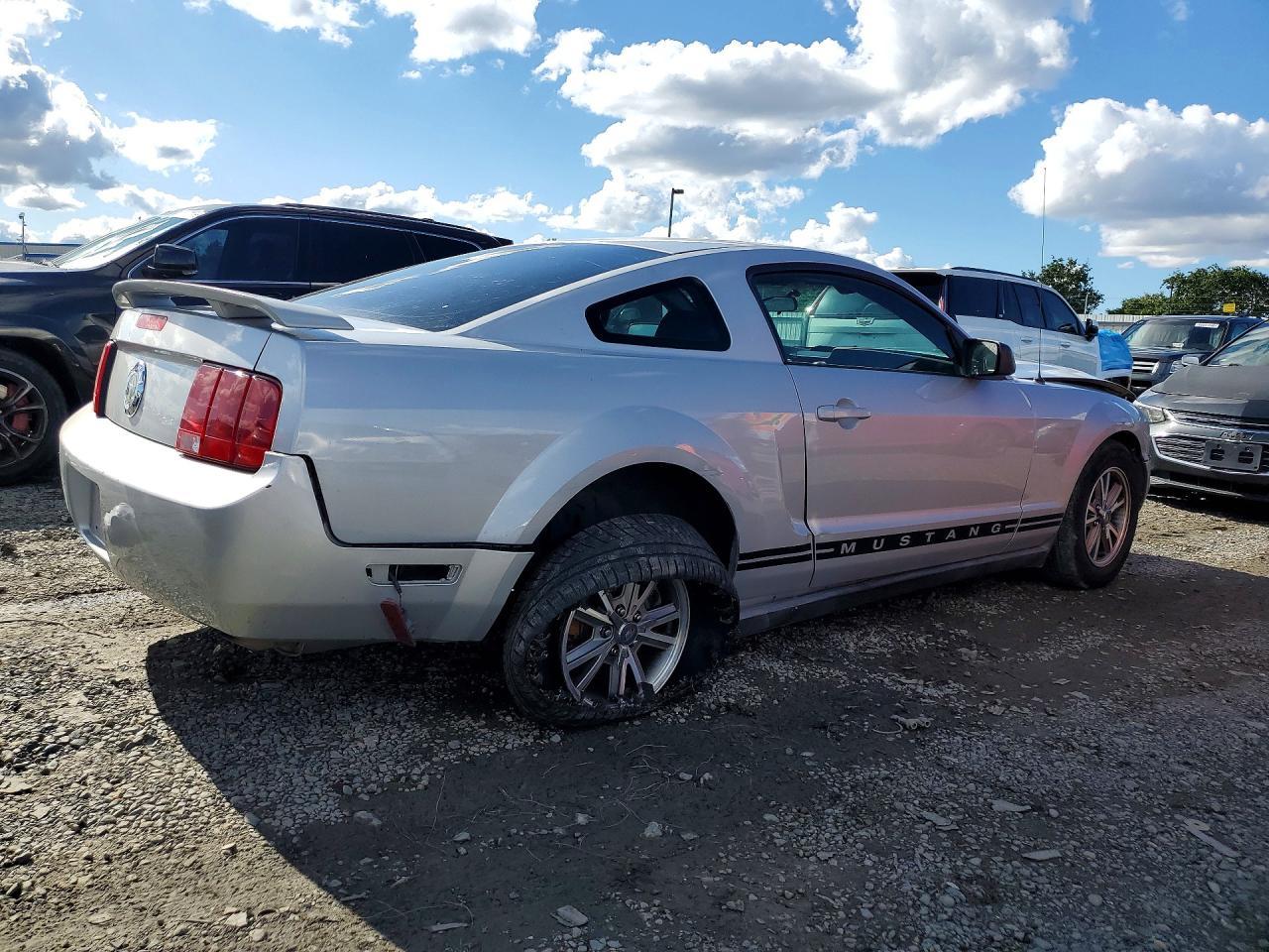2005 Ford Mustang - Image 3