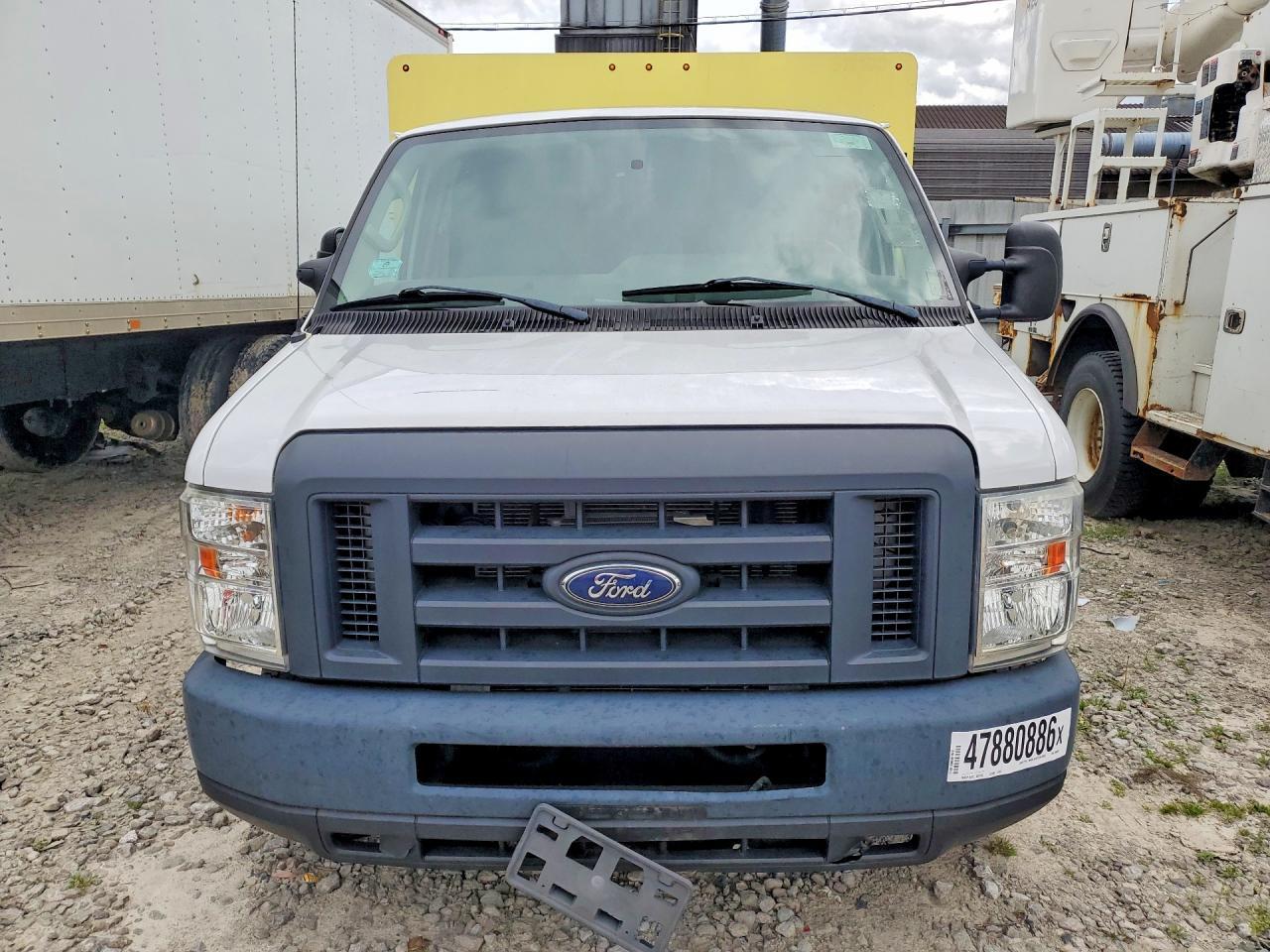 2017 Ford Econoline E450 Super Duty Cutaway Van - Image 5