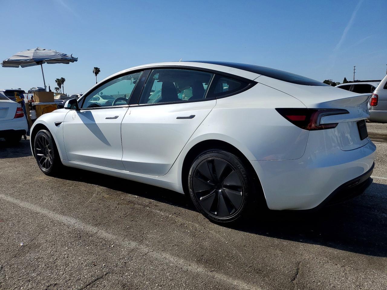 2025 Tesla Model 3 - Фото 2