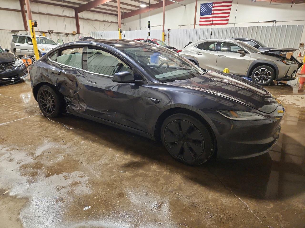 2025 Tesla Model 3 - Фото 4