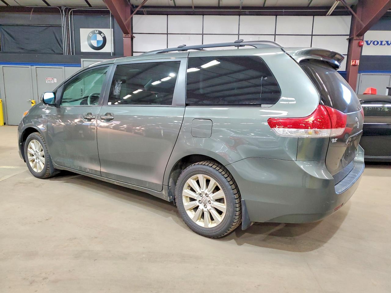 2014 Toyota Sienna Le - Image 2
