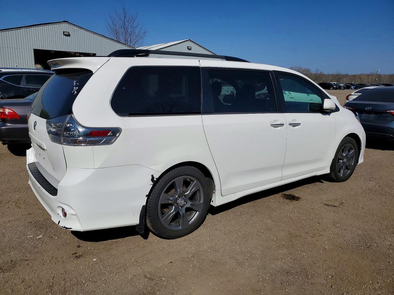 2017 Toyota Sienna Se - Image 3