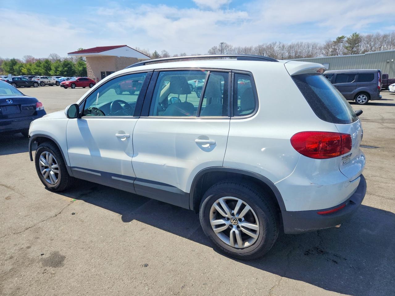 2016 Volkswagen Tiguan S - Фото 2