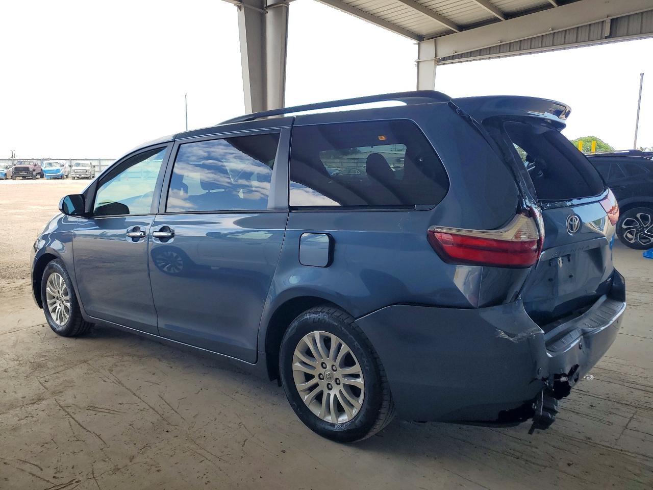2017 Toyota Sienna Xle 8-Passenger - Фото 2