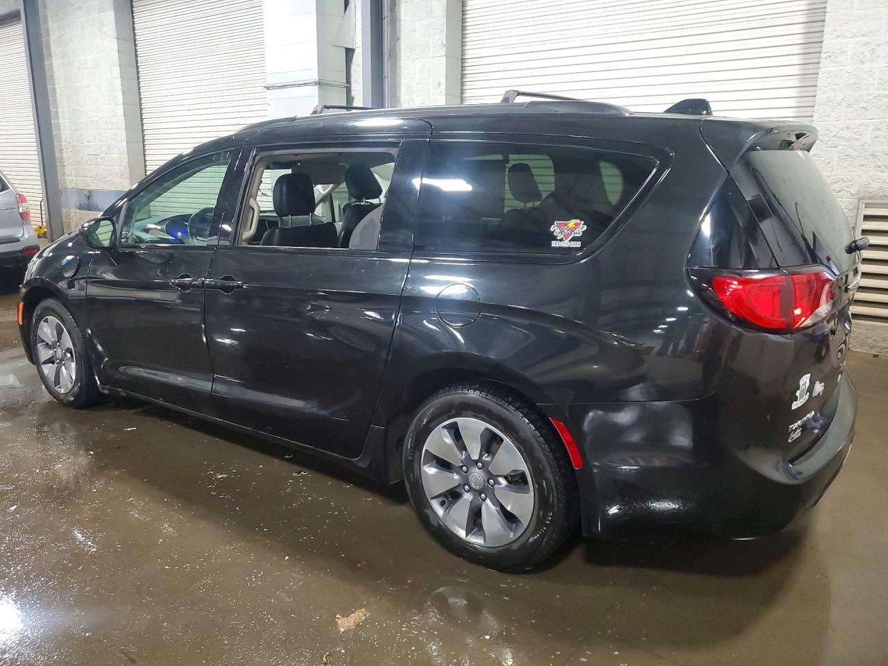 2018 Chrysler Pacifica Hybrid Touring L - Фото 2
