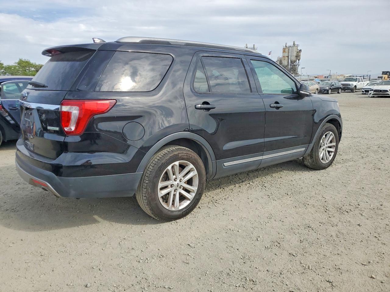 2017 Ford Explorer Xlt - Image 3