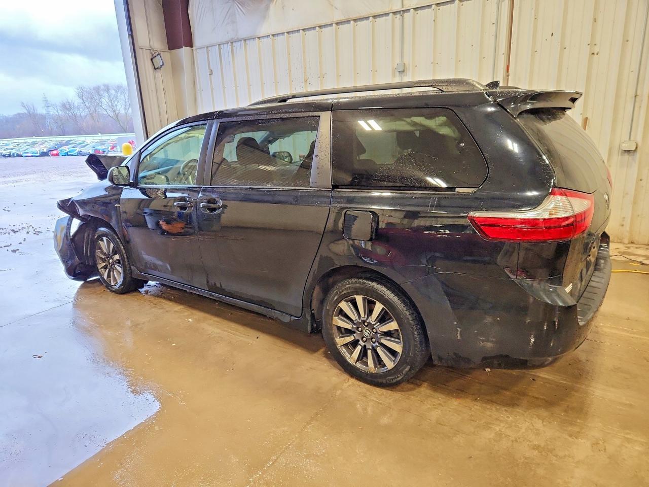 2019 Toyota Sienna Le 7-Passenger - Фото 2