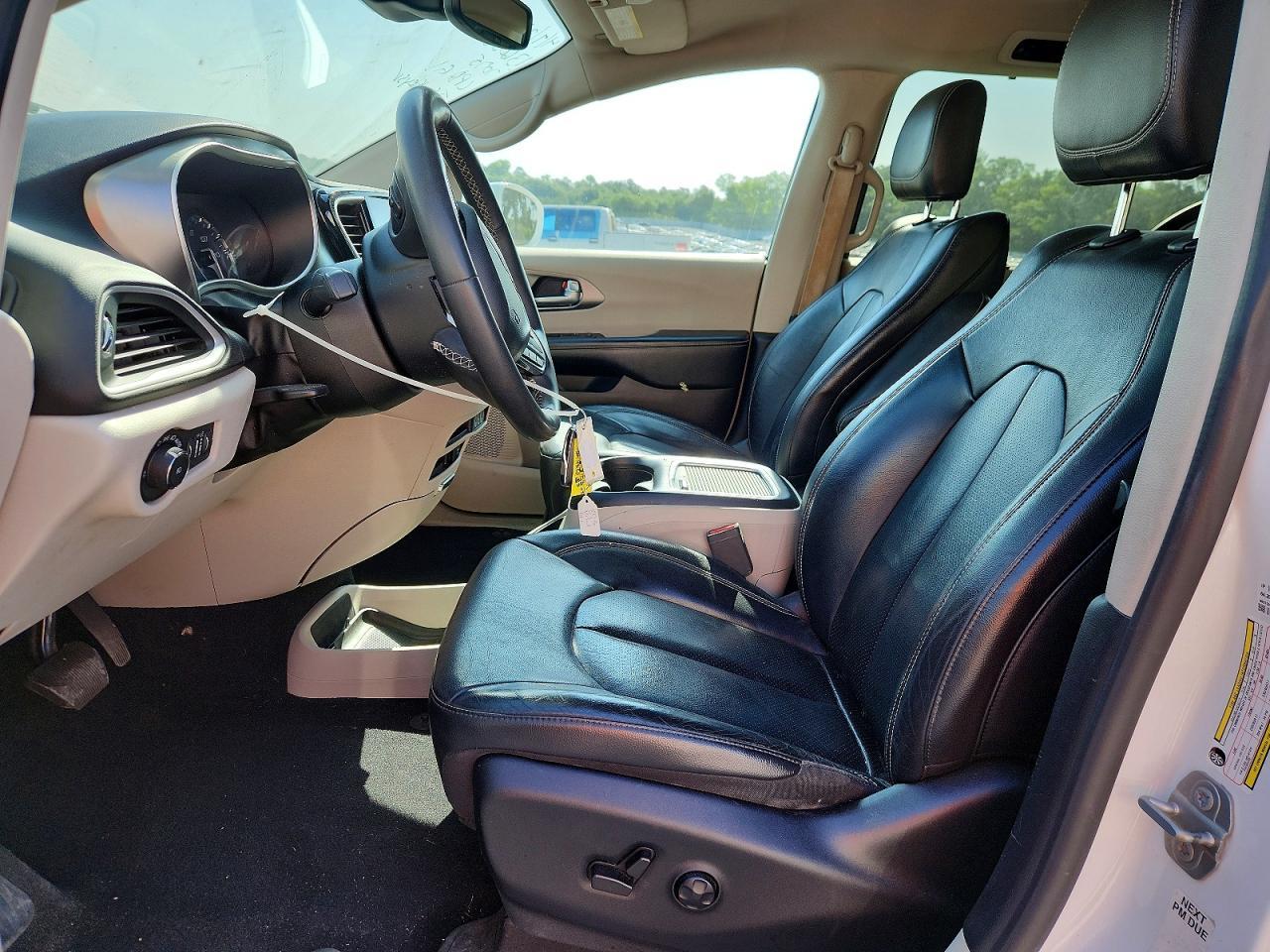 2022 Chrysler Pacifica Touring L - Image 7