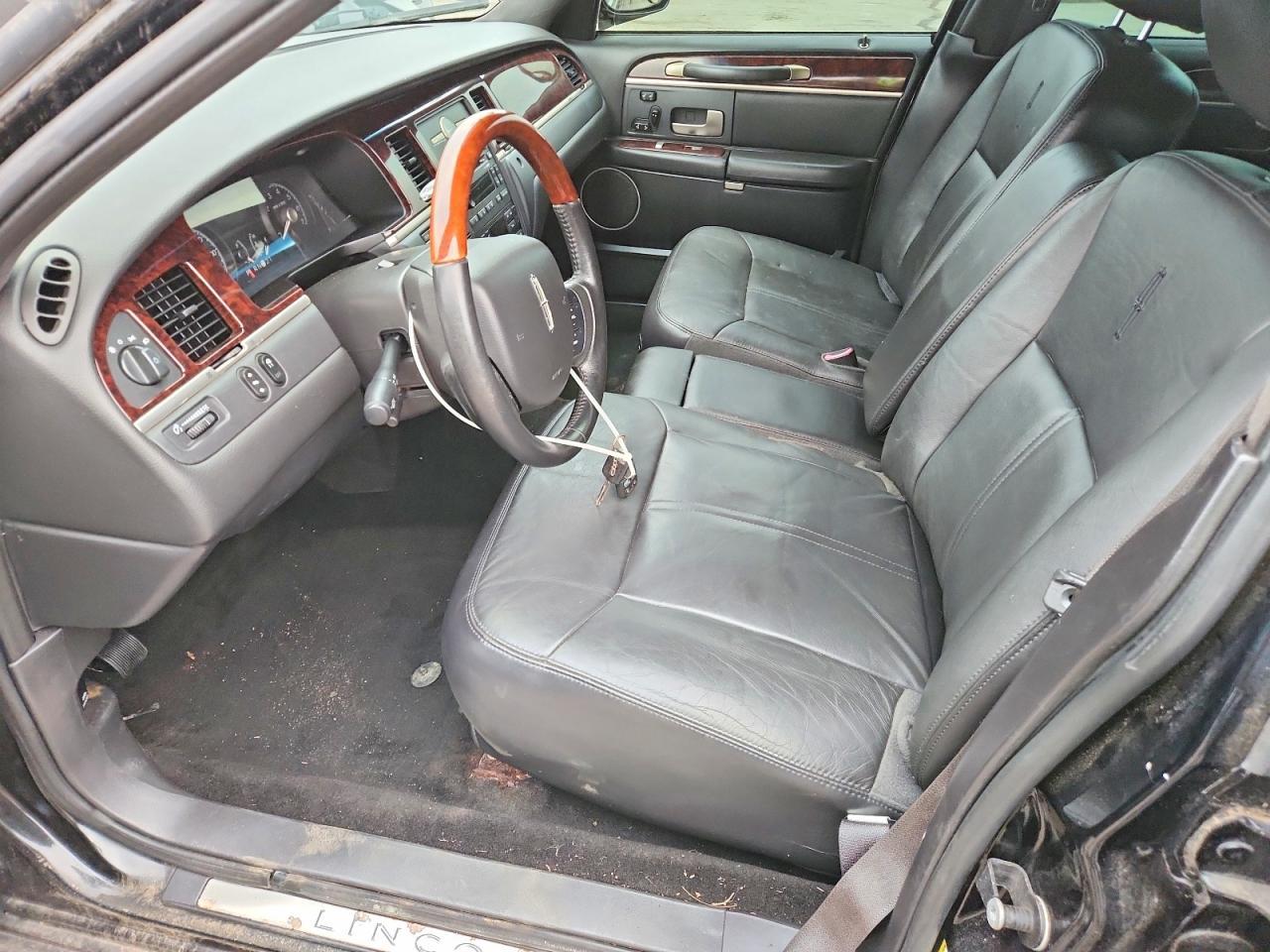 2011 Lincoln Town Car Signature Long Wheelbase - Image 7