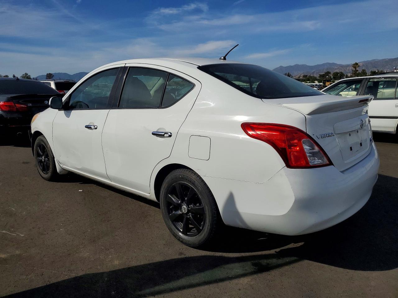 2014 Nissan Versa 1.6 S - Фото 2