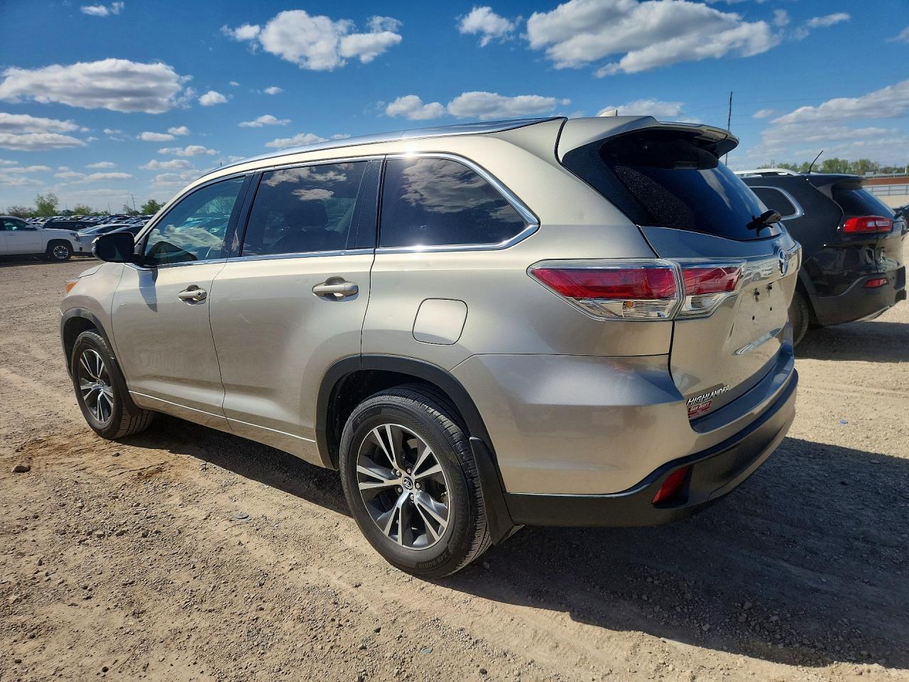 2016 Toyota Highlander Xle - Image 2