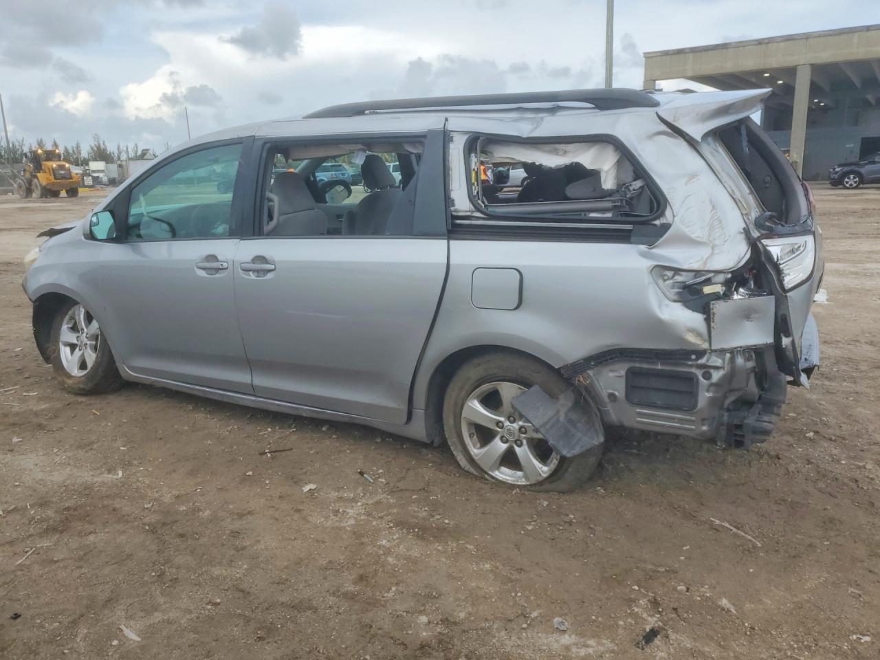 2016 Toyota Sienna Le 8-Passenger - Фото 2