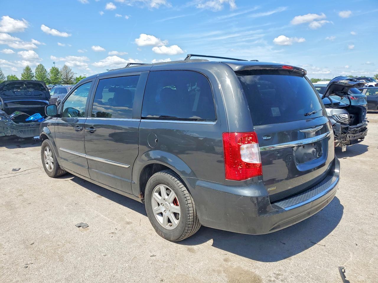 2012 Chrysler Town & Country Touring - Фото 2