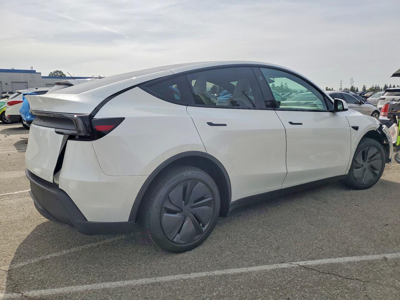 2026 Tesla Model Y - Фото 3