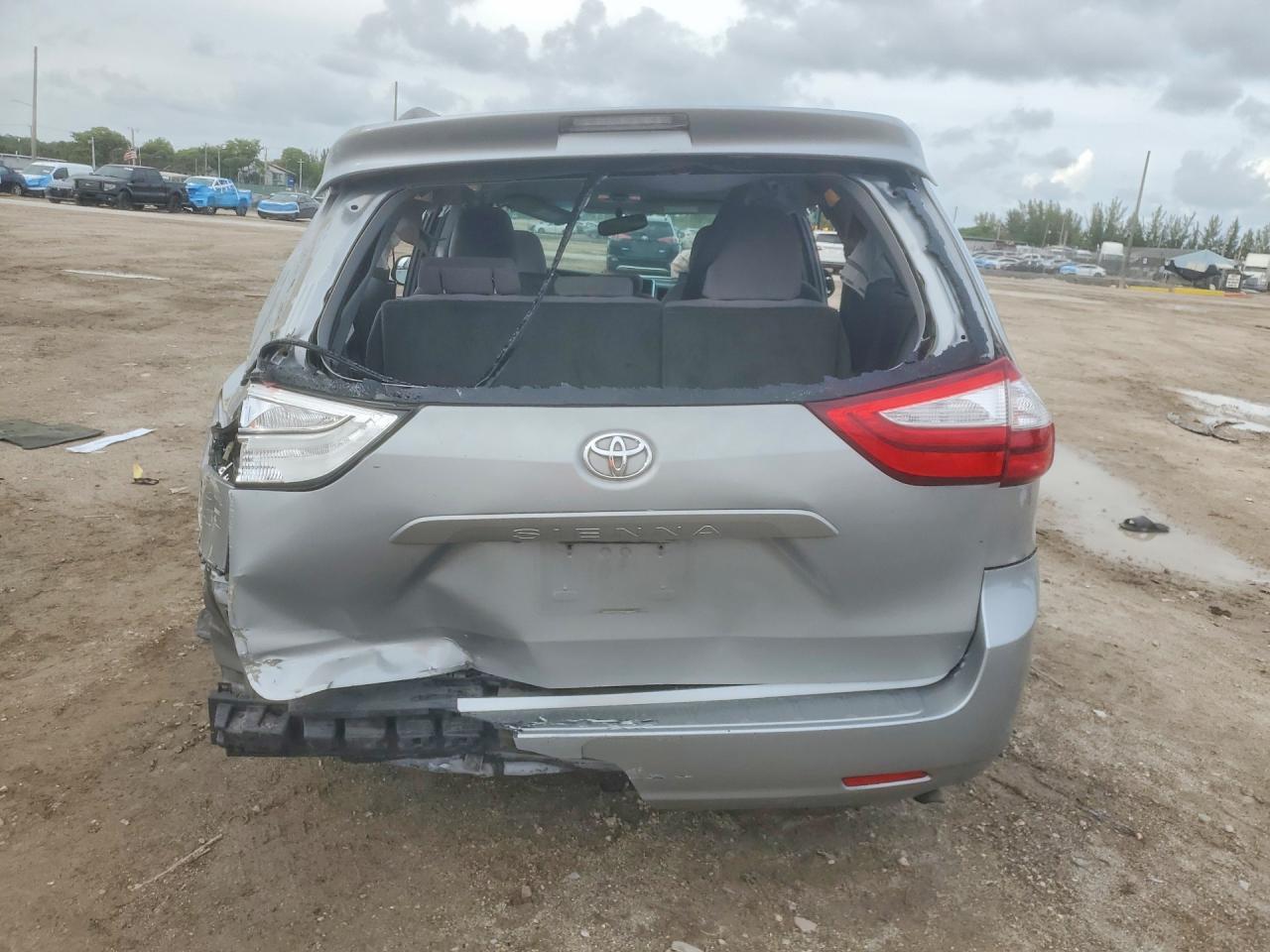 2016 Toyota Sienna Le 8-Passenger - Фото 6