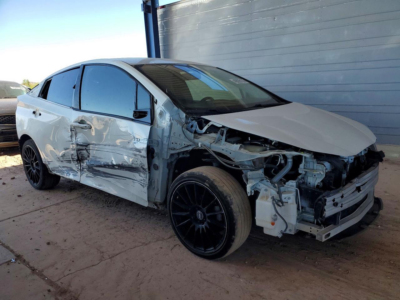 2016 Toyota Prius Three - Фото 4