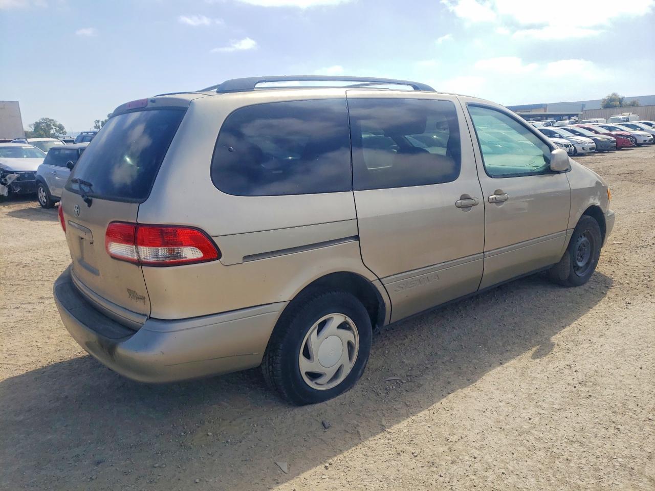 2002 Toyota Sienna - Image 3