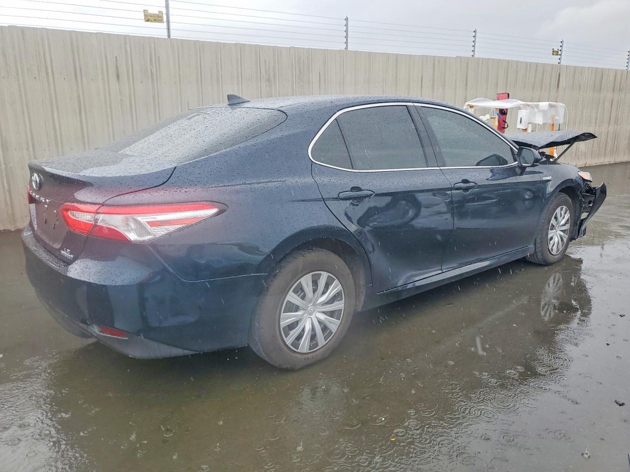 2019 Toyota Camry Hybrid Le - Image 3